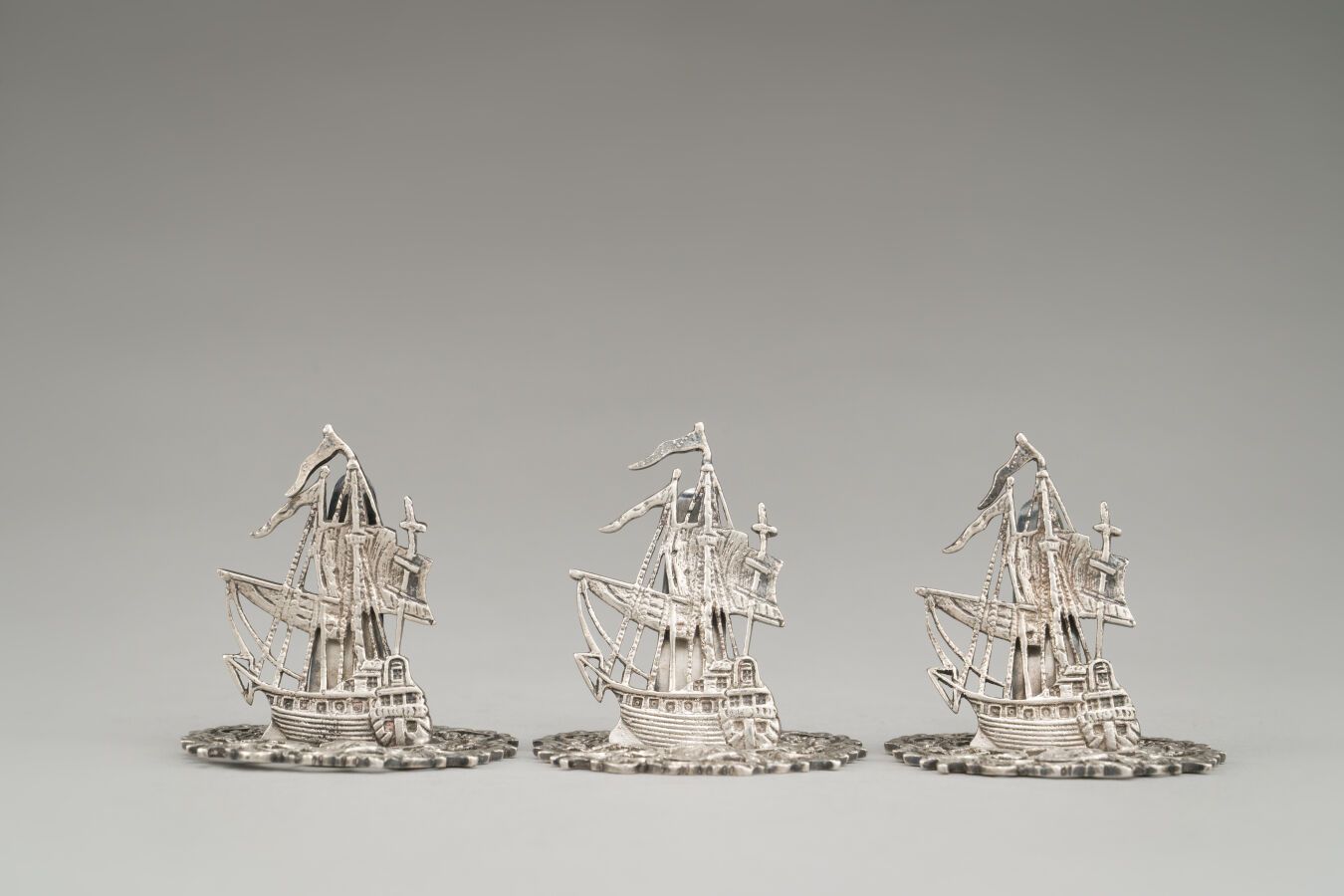 Null 一套三个大帆船形状的银制菜单夹（925/1000e）。

重量：124克。

金匠：J. DUDLEY, Southsea.

伦敦，1905年。

&hellip;