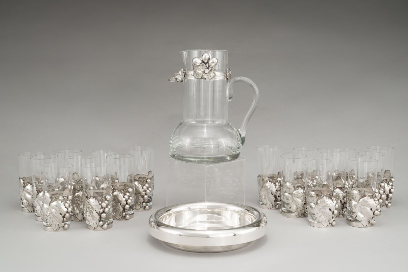 Null Set di aranciate in vetro, cornice in argento (800/1000) decorata con uva e&hellip;