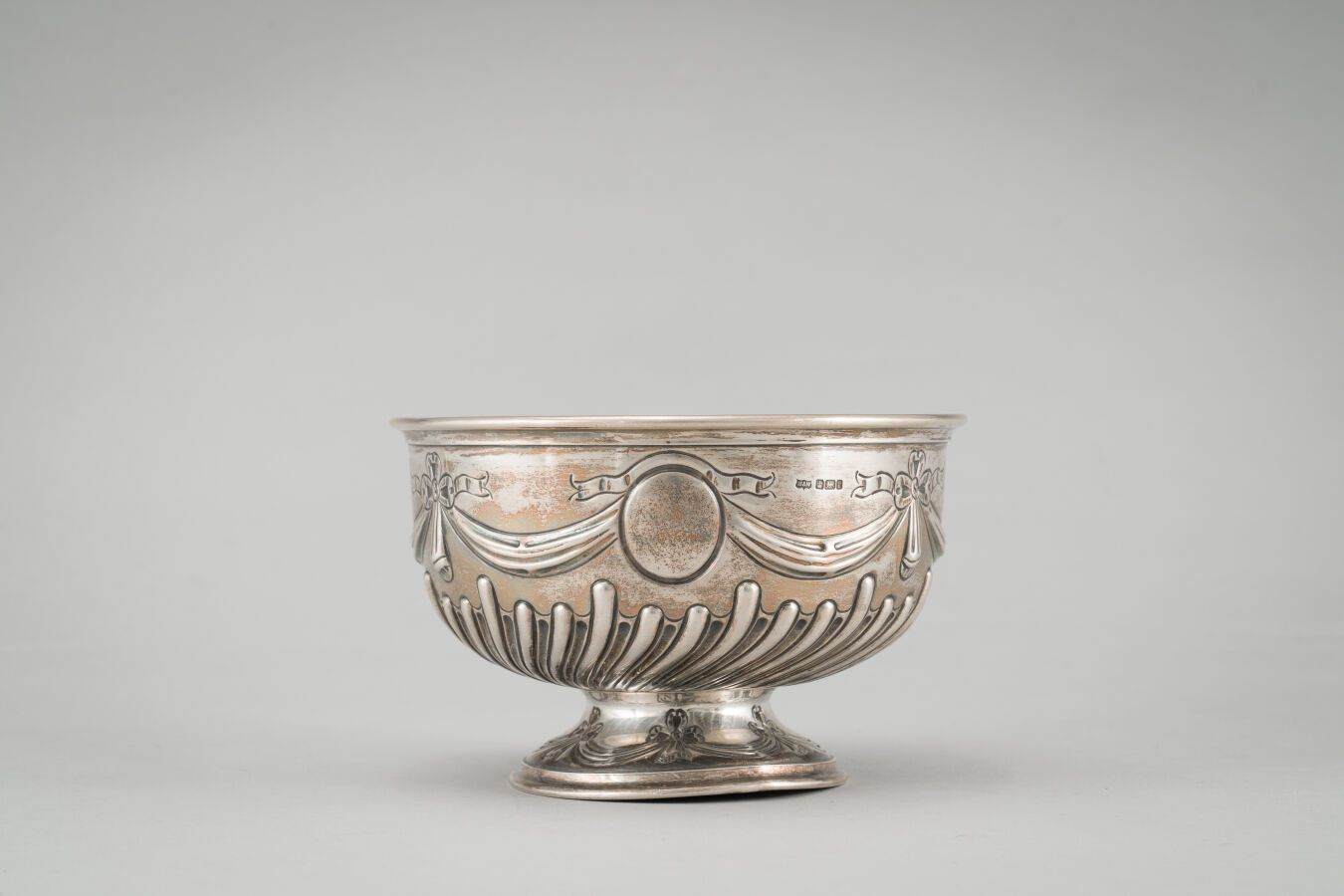 Null Silver bowl on foot (925/1000e) with decoration of bows and draperies, the &hellip;