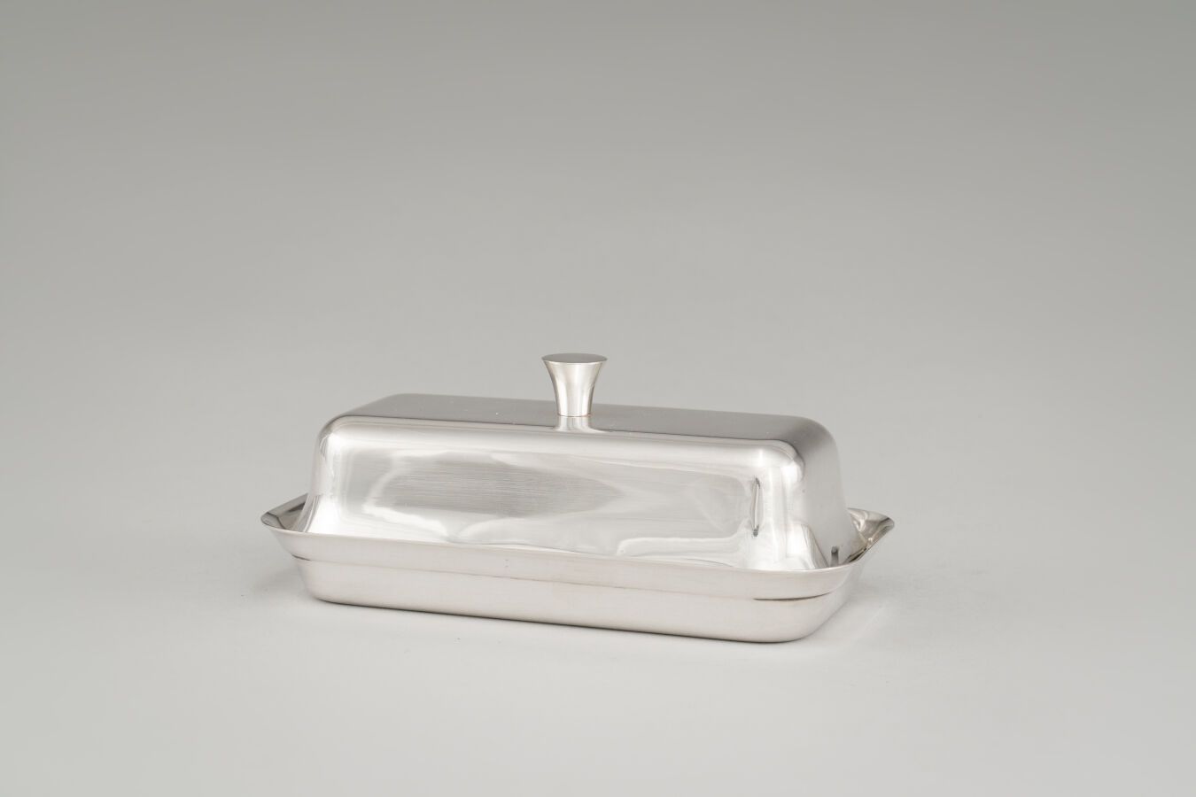 Null 法国CHRISTOFLE :

镀银批次包括 :

- 一个长方形的黄油盘和它的玻璃底座。

长：18.5厘米

- 一个酱缸和其附着的托盘与它的勺子&hellip;