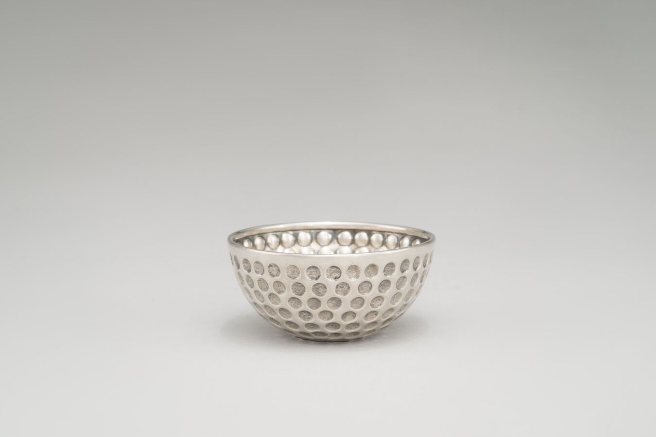 Null 半个高尔夫球形状的小银杯（800/1000）。

重量：61克。

意大利，20世纪。

高：5厘米，直径：9厘米。