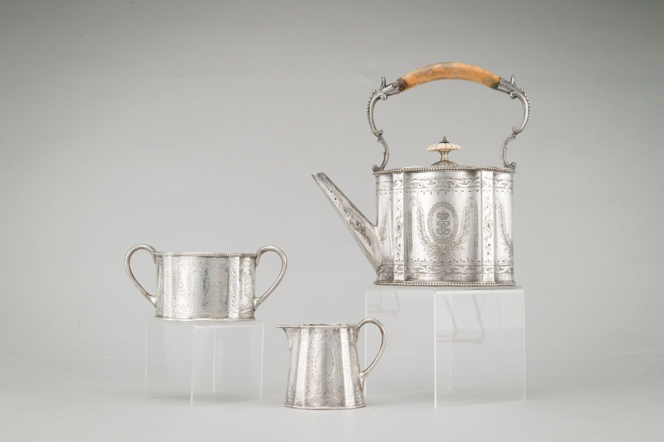 Null 
Servizio da tè in argento (925/1000) comprendente una teiera, una zuccheri&hellip;