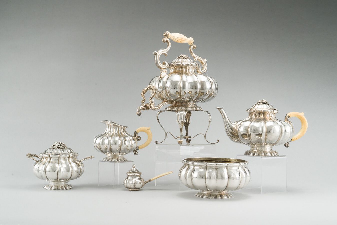 Null 39. Silver tea and coffee service (800/1000th), model with melon ribs, figu&hellip;