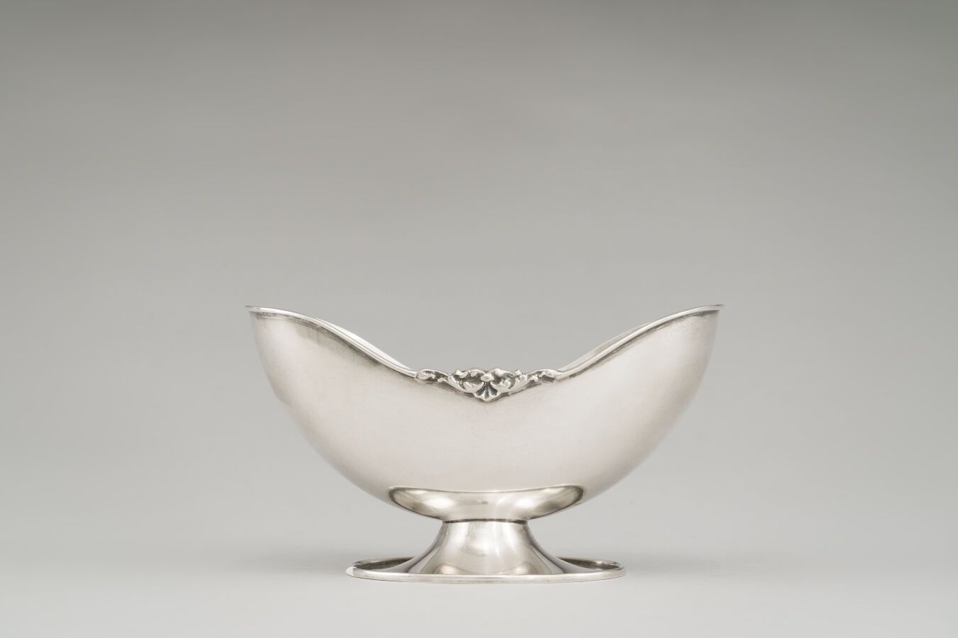 Null 椭圆形底座上的小银质（800/1000次）脐带杯。

重量：205克。

意大利，20世纪。

高：9.5 cl 长：17.5 cm。