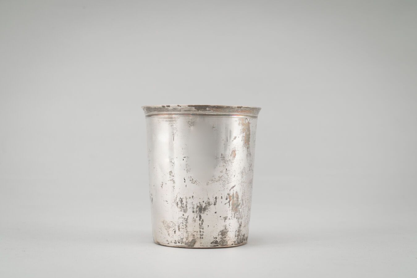 Null 笔直的银色滚筒（950/1000e）。

重量：112克。

巴黎1819-1838年。

高：10厘米