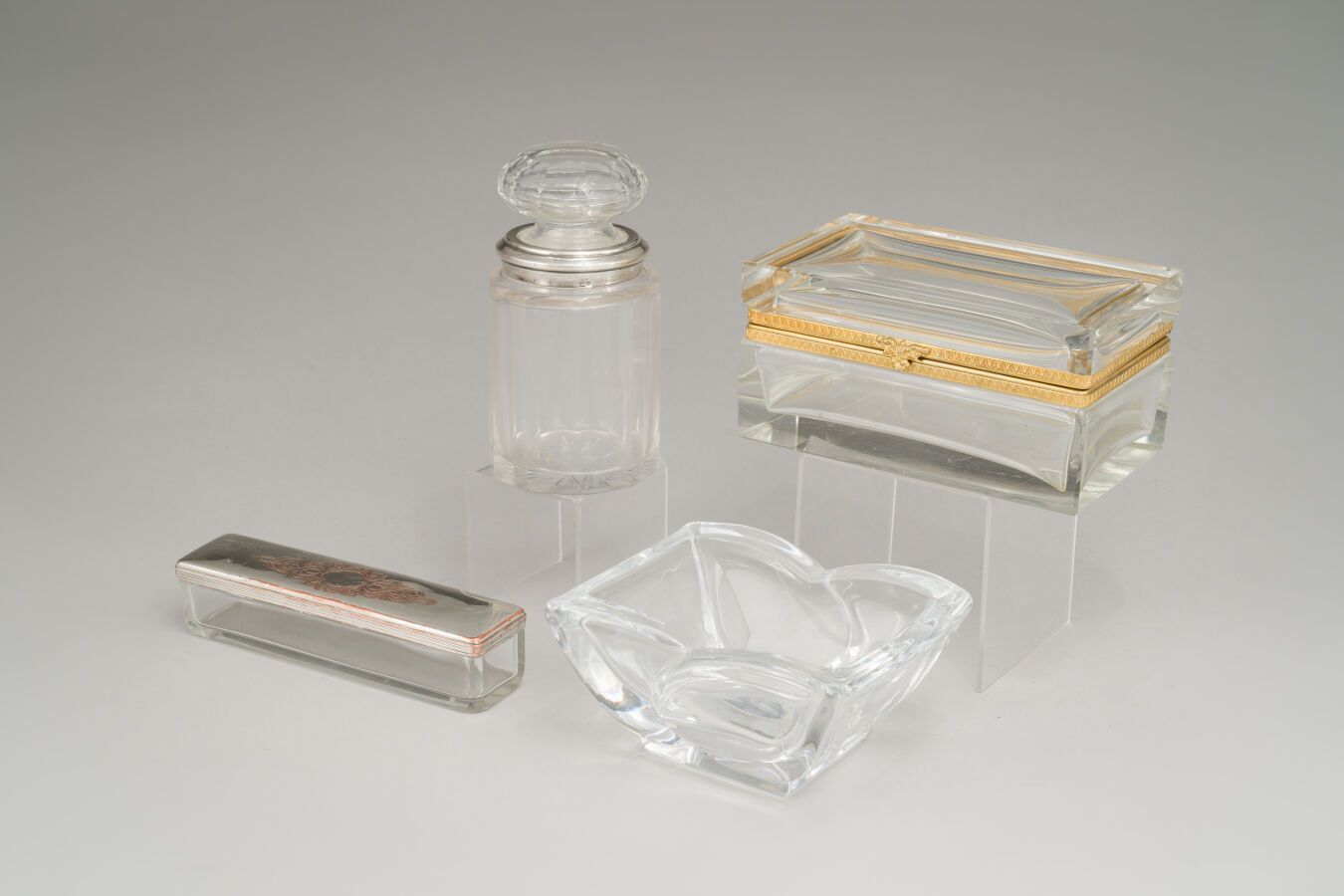 Null Set aus Kristall, bestehend aus :

Ein Aschenbecher mit der Signatur Crista&hellip;
