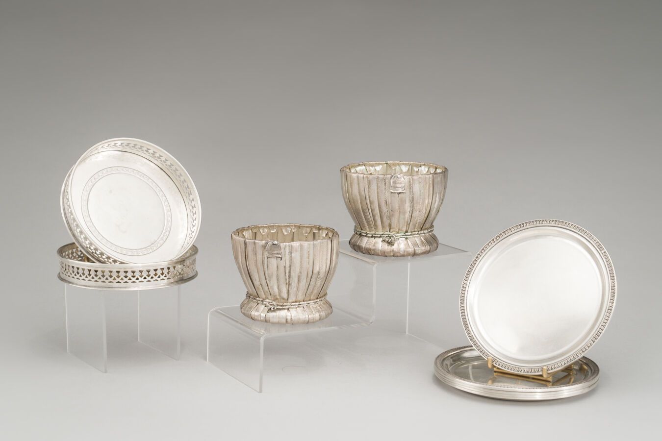 Null 银质拍品（第800/1000号），包括:

- 一对杯垫，上面装饰着镂空的画廊。

重量：200克。

意大利，20世纪。

(轻微的凹痕)。

直径&hellip;