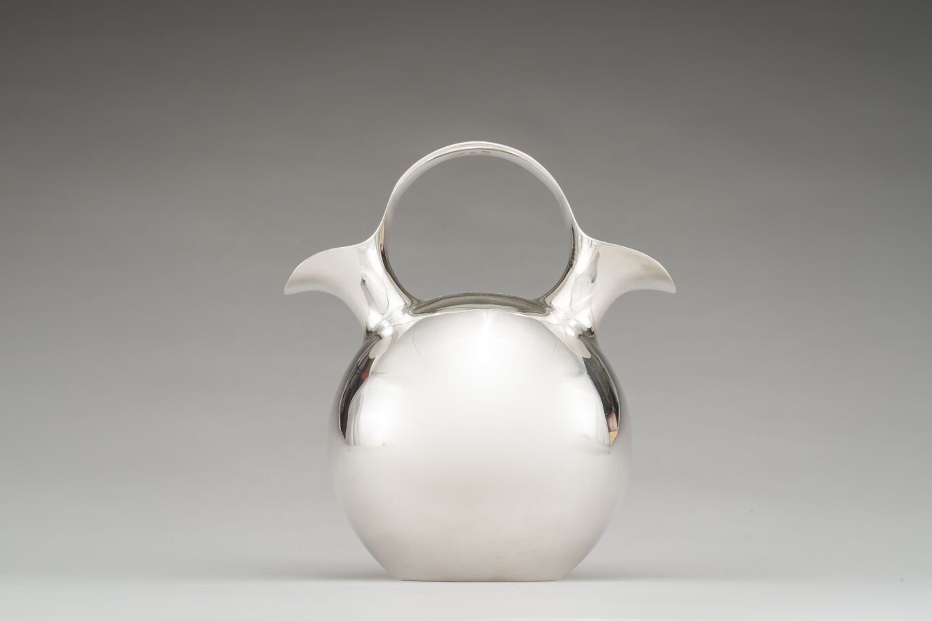 Null Una jarra de agua globular de plata (925/1000) con doble vertedor, el asa s&hellip;