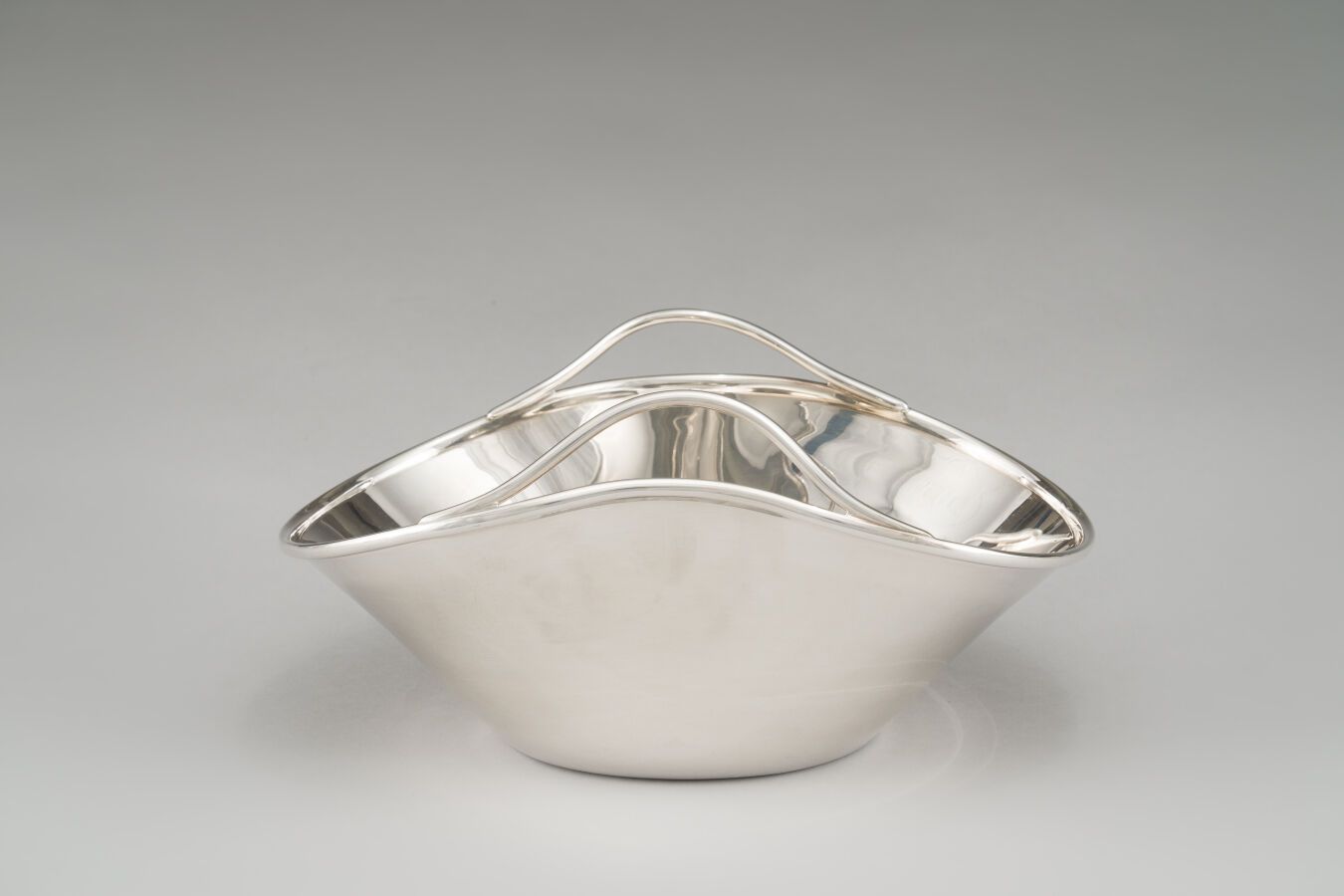 Null Basket of modernist form out of silver (925/1000e) provided with handles on&hellip;