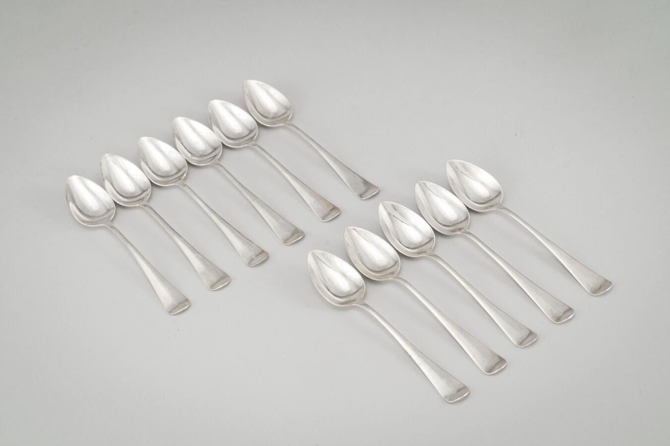 Null 
Suite of 11 dessert spoons in silver (835/1000) uniplat.




Weight : 253g&hellip;