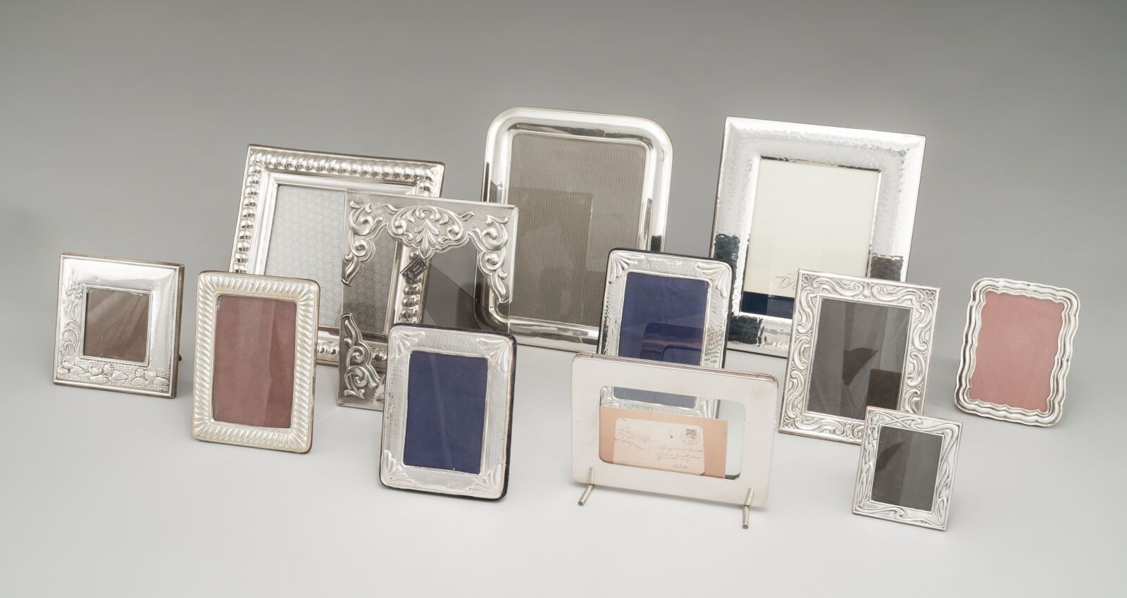 Null Set aus zwölf Fotorahmen, der Rahmen aus getriebenem Silber (800 oder 925/1&hellip;