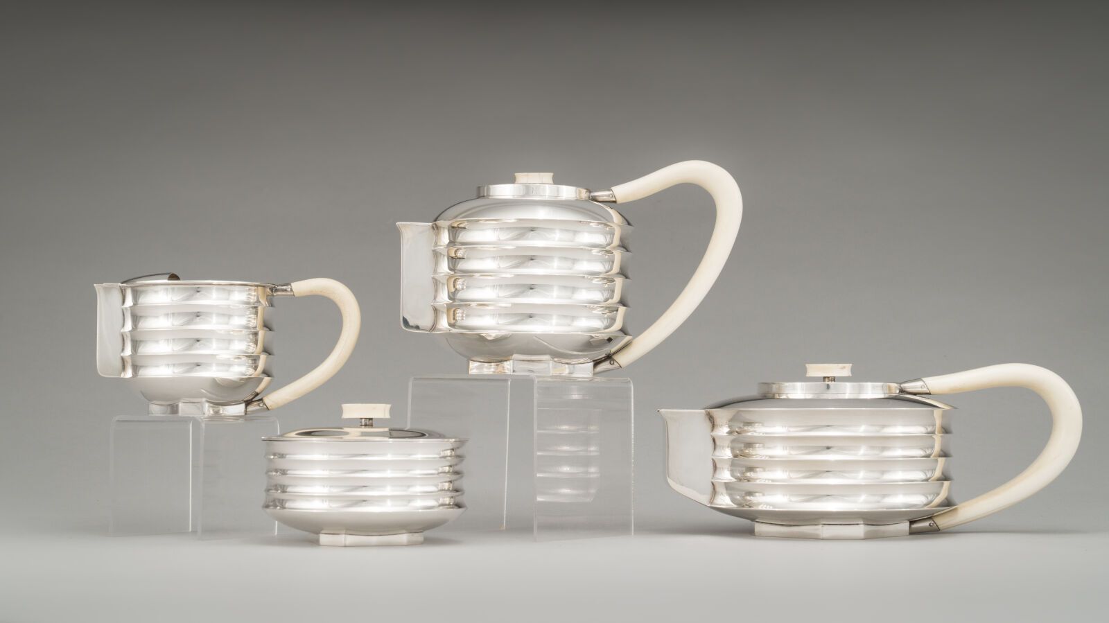 Null 银制（800/1000）和骨制茶和咖啡套装，包括一个茶壶，一个咖啡壶，一个有盖糖碗和一个现代主义形式的牛奶壶，有凹槽装饰。

金匠：SANT'ELIA&hellip;