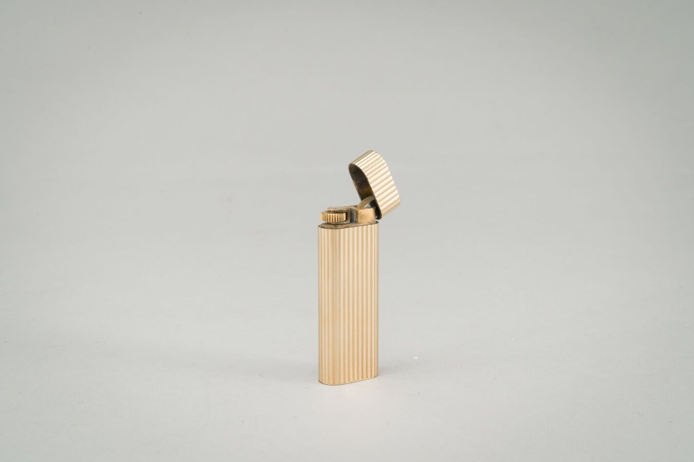 Null CARTIER : 

Briquet en or jaune (750/1000e) à décor de stries.

Poids brut &hellip;