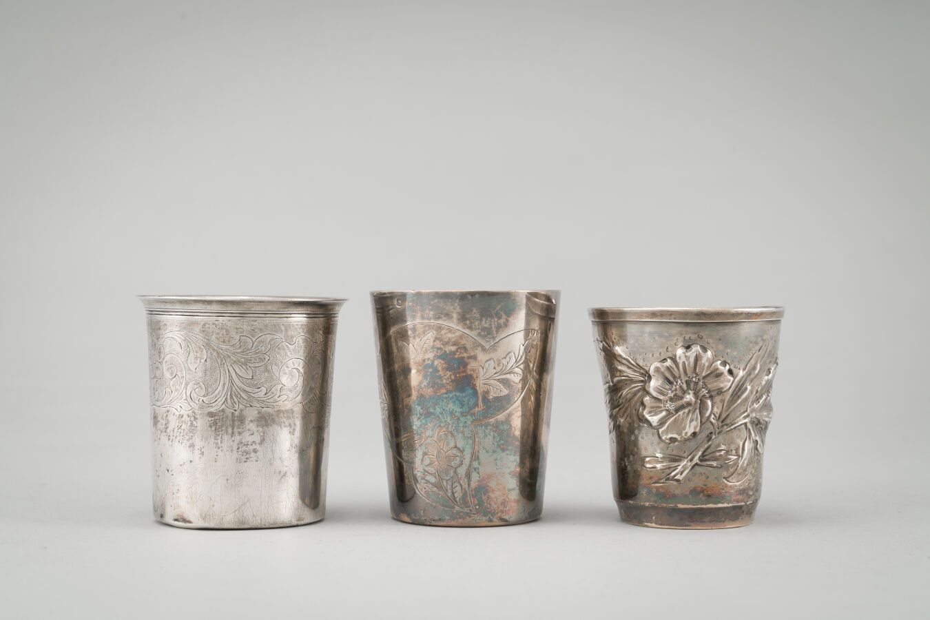Null 一套三个银质水壶（950/1000年），一个有一个叶子图案，第二个有一个花楣，第三个有一个花枝装饰。

重量：179克。

高：7厘米