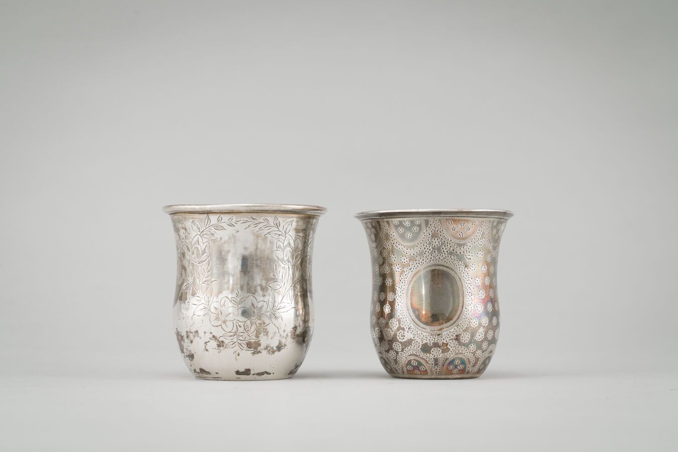 Null Set aus zwei ausladenden Pauken aus Silber (950/1000e), eine mit Blumenfrie&hellip;