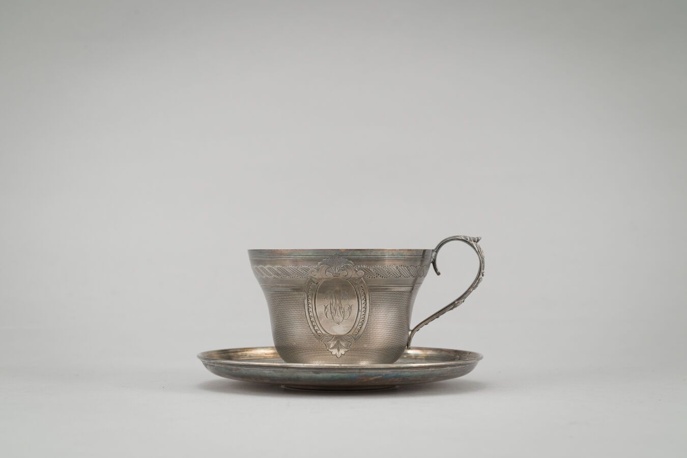 Null 银质杯和碟子（950/1000年），尼罗河背景上的卡图装饰。

重量：293克。

高：6厘米。