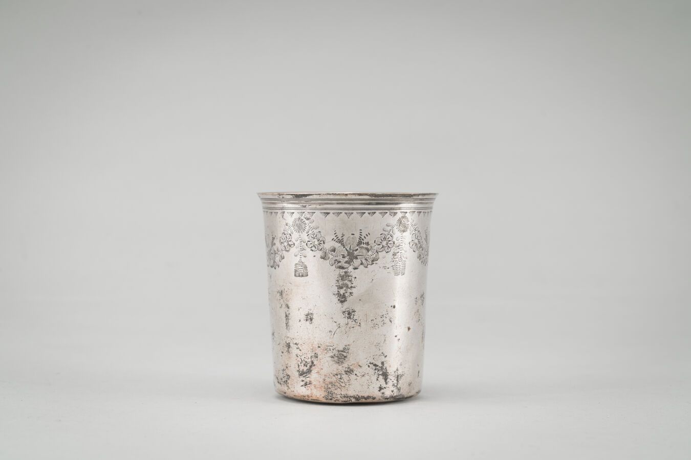 Null Vaso recto de plata (950/1000) con decoración de guirnalda de flores.

Marc&hellip;