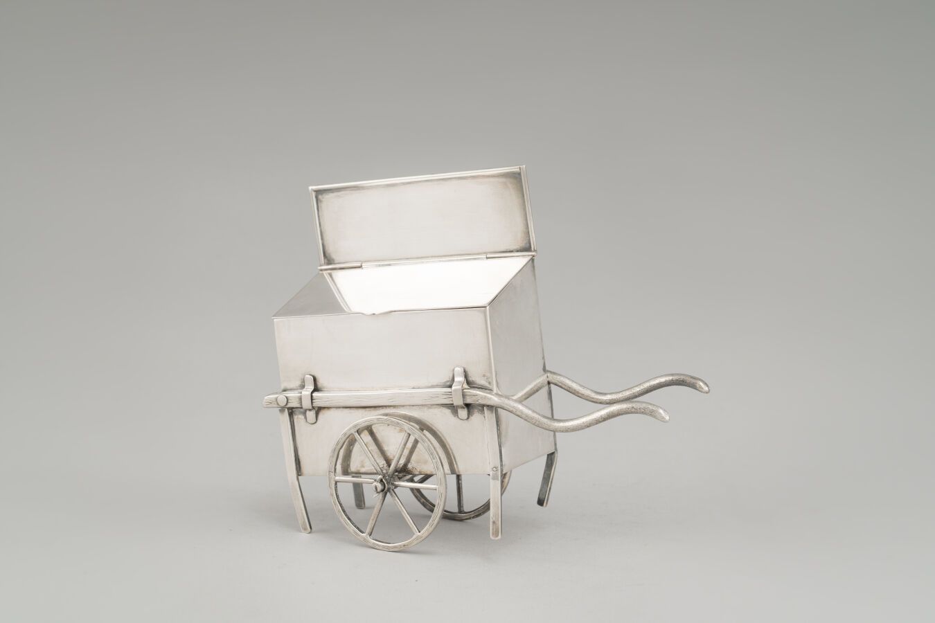 Null Cigarette stand in silver (800/1000th) representing a cart with two wheels.&hellip;