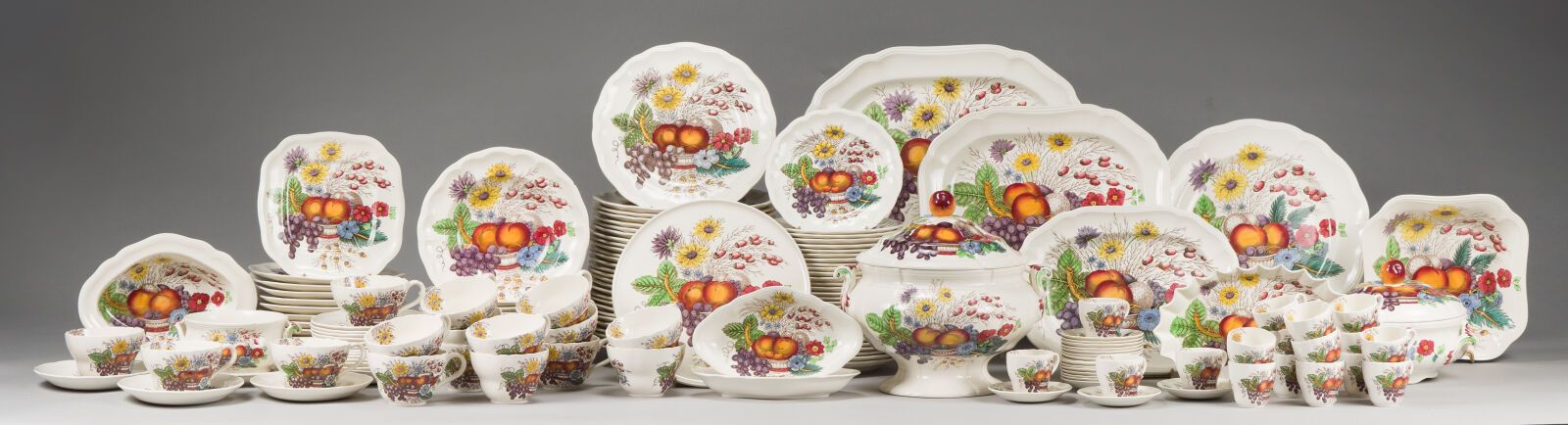 Null COPELAND :

陶器晚餐服务，有多色的水果和花朵装饰。它包括 :

28个大盘子

30个小盘子

11个汤盘

12个小方盘

3个不同大小&hellip;