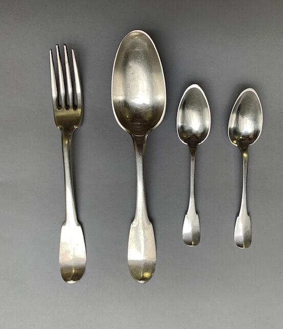 Null 
Cutlery and two small spoons in silver (925/1000).




18th century.




W&hellip;