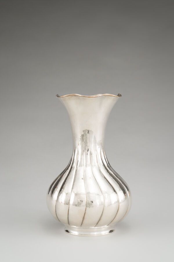 Null 锤制的银质梨形花瓶（第800/1000次），颈部有折边。

Goldsmith : BOGGIALI.

重量：539克。

意大利，米兰，20世纪。&hellip;