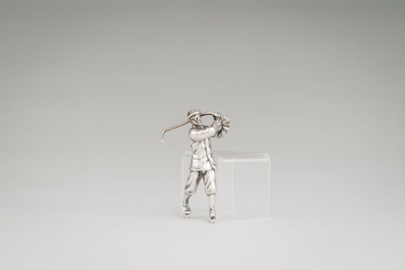 Null 银质高尔夫球员形状的雕像（第800/1000号）。

(元素，对球杆的变形）。

重量：124克。

可能是意大利，20世纪。