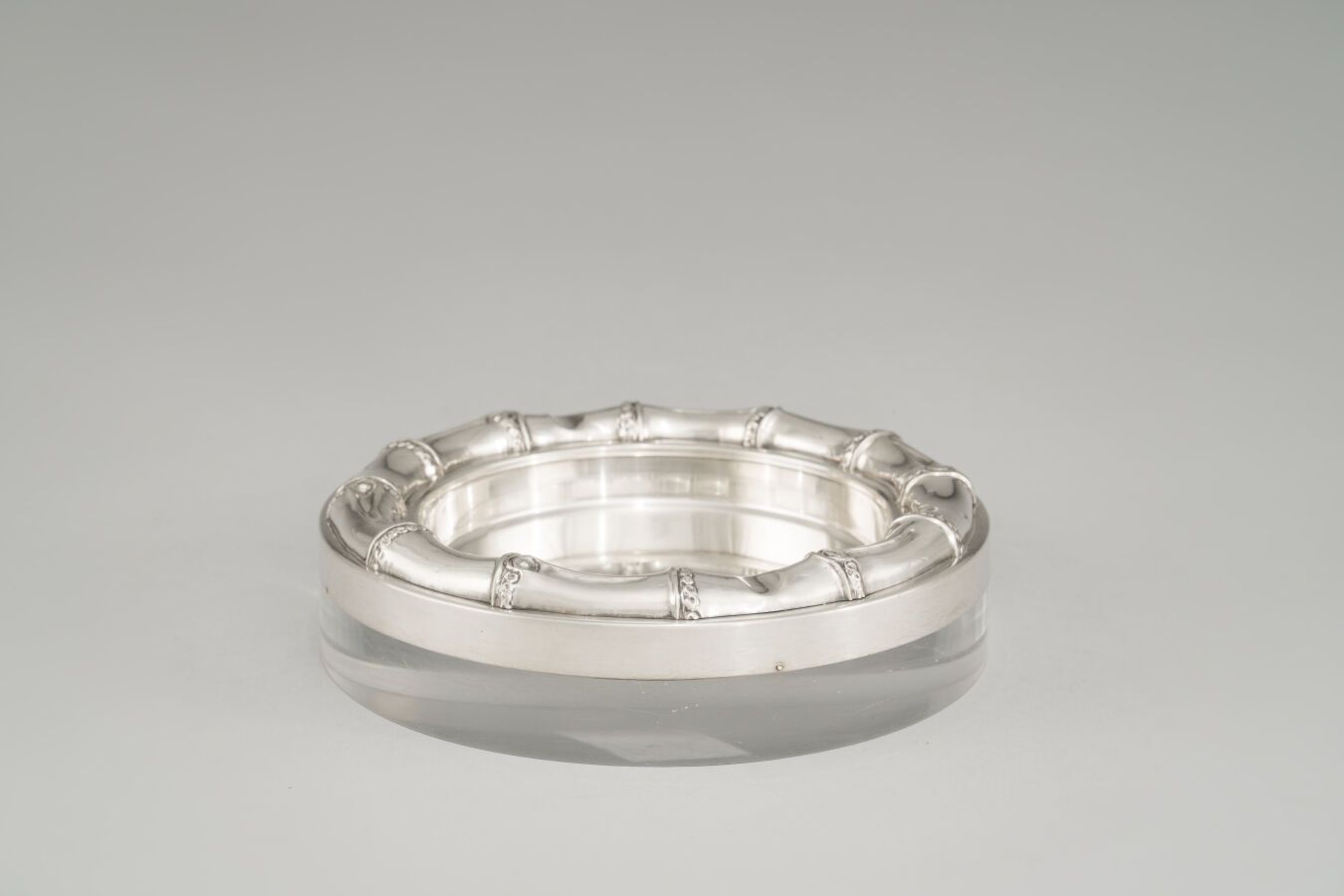Null Bamboo ashtray in silver (925/1000e) and plexiglas.

Weight to be determine&hellip;