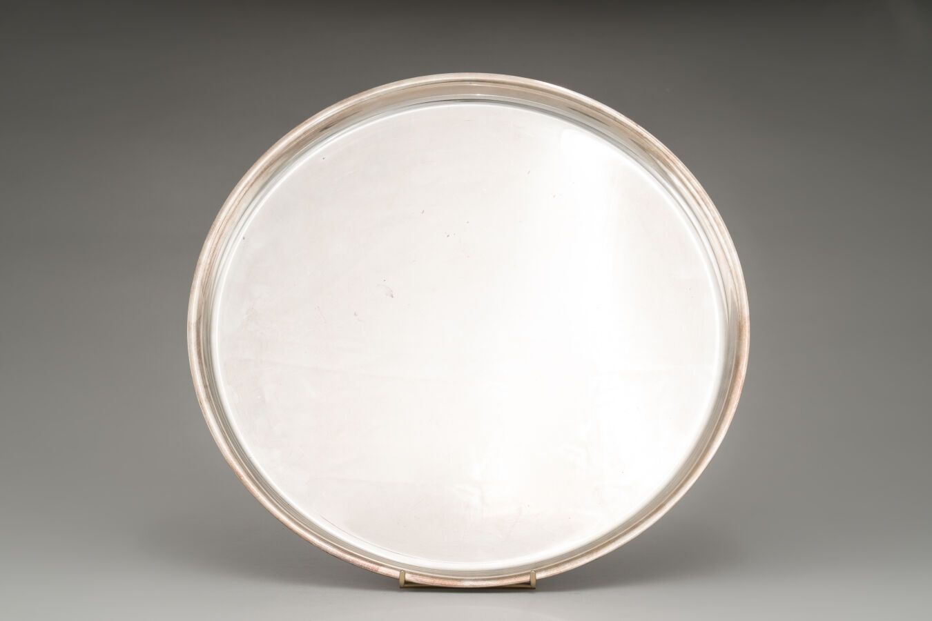 Null CHRISOTEL :

Circular silver plated serving tray.

Signed.

Diameter : 43 c&hellip;