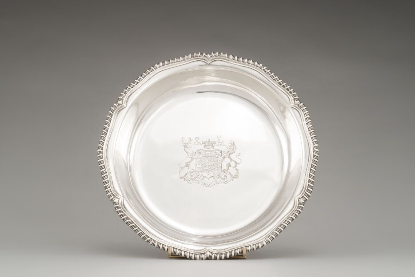 Null Hollow silver dish (925/1000e), engraved in its center of armorial bearings&hellip;