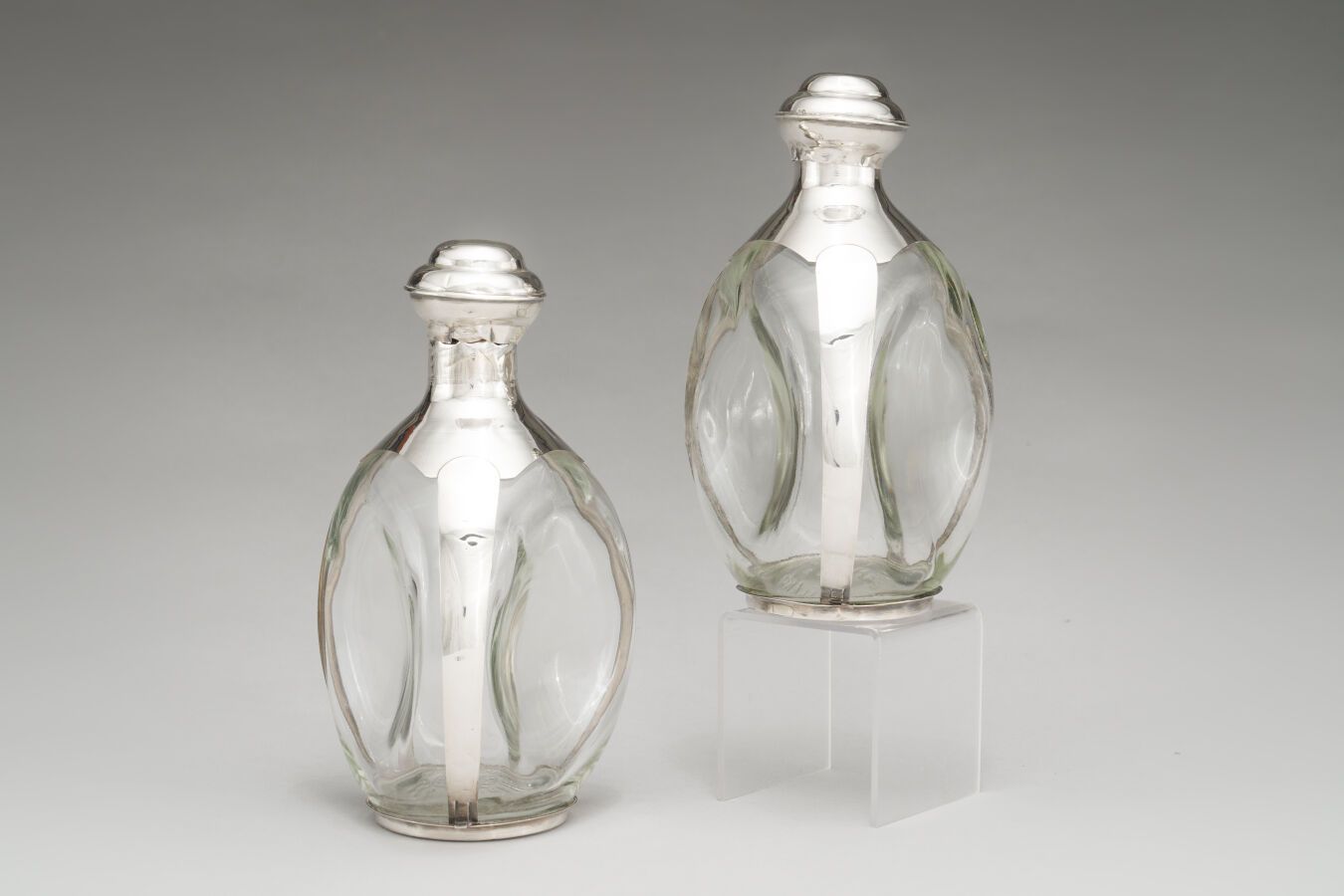 Null Two carafes and their stopper out of moulded glass, the setting out of silv&hellip;