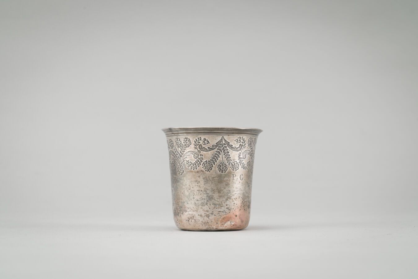 Null 银质水壶（第950/1000次），上部装饰有花叶花环。

标记为第二只公鸡，第一个标题。

省，1798-1809。

重量：54克。

高：8厘米。&hellip;