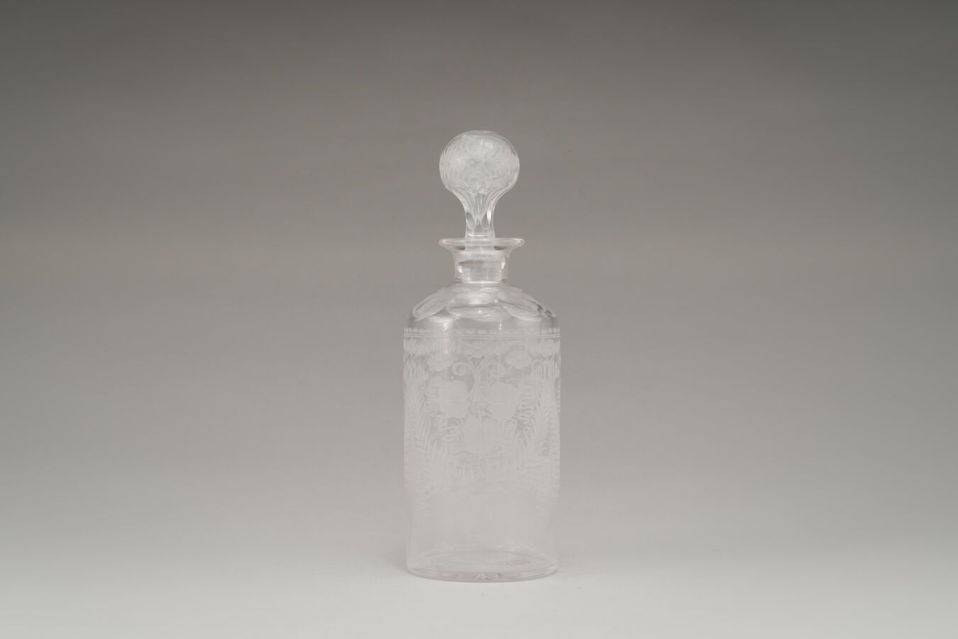 Null Botella cilíndrica y su tapón de vidrio facetado y grabado con decoración d&hellip;