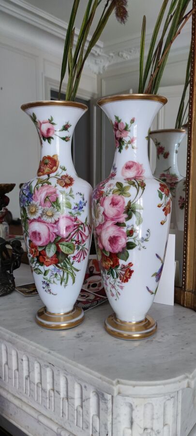 Null Coppia di vasi in vetro opalino bianco con fiori. 

Periodo di Napoleone II&hellip;