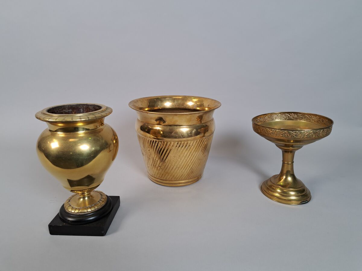 Null 一套黄铜和铜的组合，包括一个巴斯特花瓶，一个扭曲的凹槽锅架和一个基座碗（有些凹陷）。