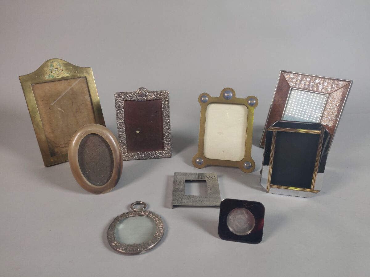 Null 一套8个金属和黄铜相框，包括一个1994年的Nina RICCI相框。

(小事故)。

附有一个桌面放大镜，框架为镀银金属。