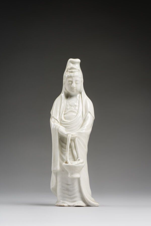 Null CHINE
Statuette de guanyin en porcelaine blanc de Chine, représentée debout&hellip;