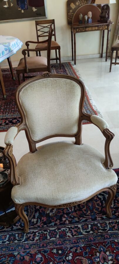 Null 一对天然木制的卡布利奥扶手椅，模制并带有花纹的风格。
路易十五风格。
高：27厘米，宽：60厘米，深：50厘米。
磨损，污渍。
