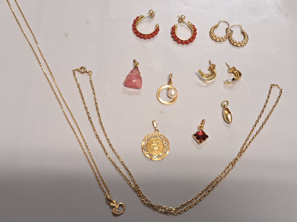 Null Gold lot 750/1000 comprising: 3 pairs of earrings, 6 pendants, 2 chains.
Gr&hellip;