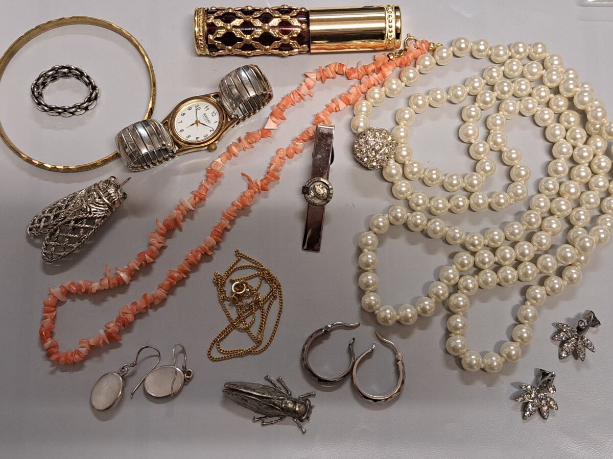 Null 一批服装珠宝，包括仿珍珠项链，BAYARD手镯手表，手镯，珊瑚项链，耳环，胸针和杂项。