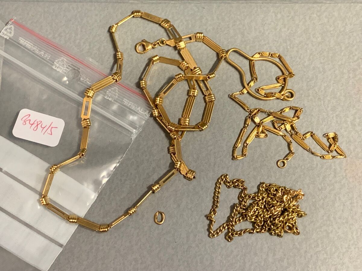 Null Lot of broken chains in yellow gold 750/1000.
Weight : 44.7g.