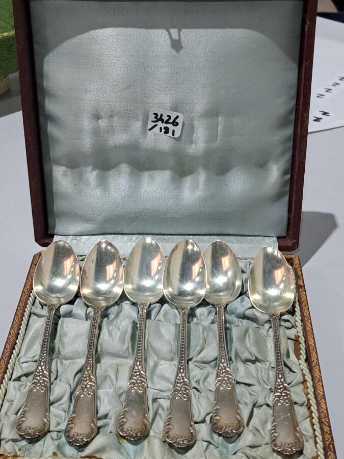 Null Set of six silver tea spoons (950/1000) with flowers and shell decoration.
&hellip;