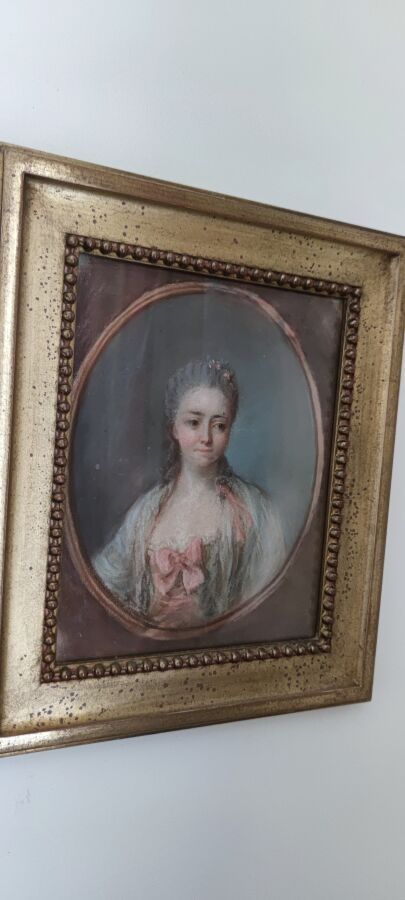 Null 在18世纪的品味。 
"一位有素质的女士在椭圆形的肖像"。
粉笔画。
21 x 16.5厘米。