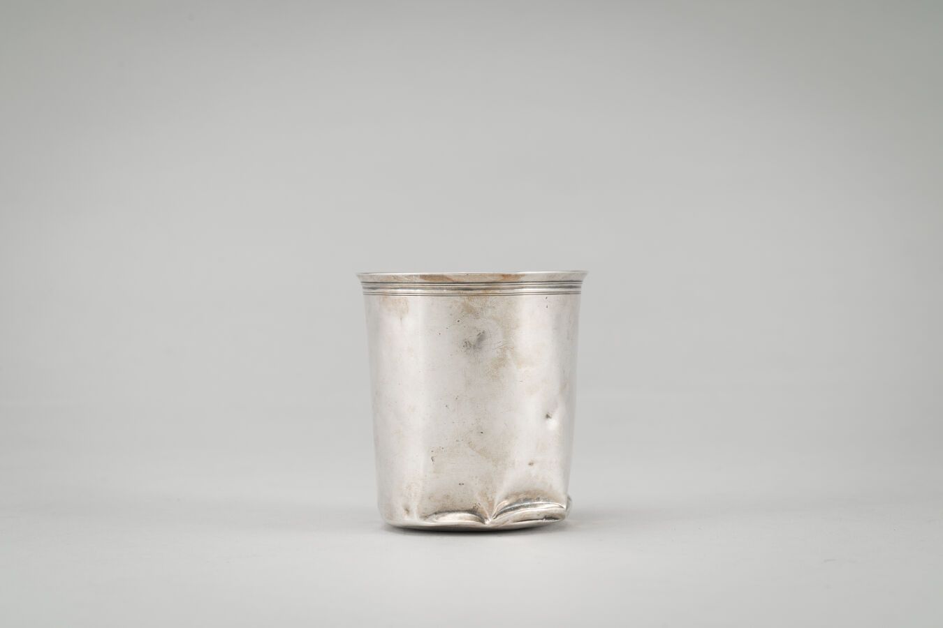 Null 银色水壶（950/1000次），单层。
第二只公鸡，第一个标题，巴黎1809-1819年？
重量：77克。
(凹痕）。
高：8厘米。