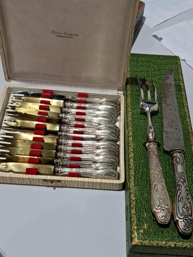 Null Silver lot including a cutlery and twelve knives.
Gross weight : 12x13 + 95&hellip;