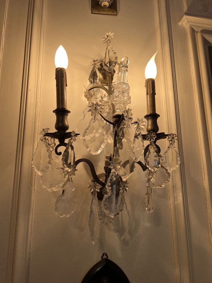 Null 一对铜质双臂壁灯，装饰有刻面吊坠。
路易十五风格，20世纪。