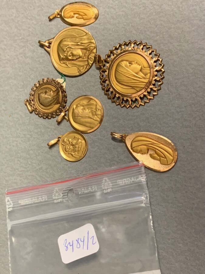 Null Lot of 7 religious medals in yellow gold 750/1000.
Weight : 30.9g.