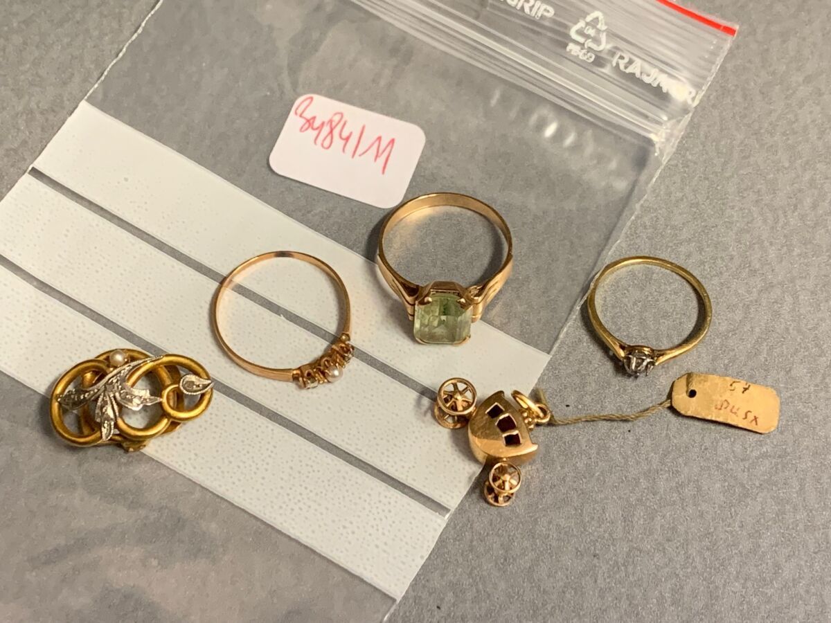 Null Set di tre anelli, un pendente a forma di carrozza e un accessorio in oro (&hellip;