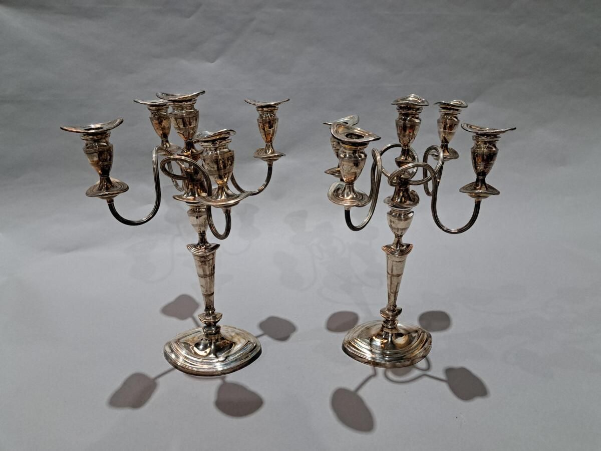 Null Coppia di candelabri a cinque bracci argentati.
Inghilterra, XIX secolo.
H &hellip;