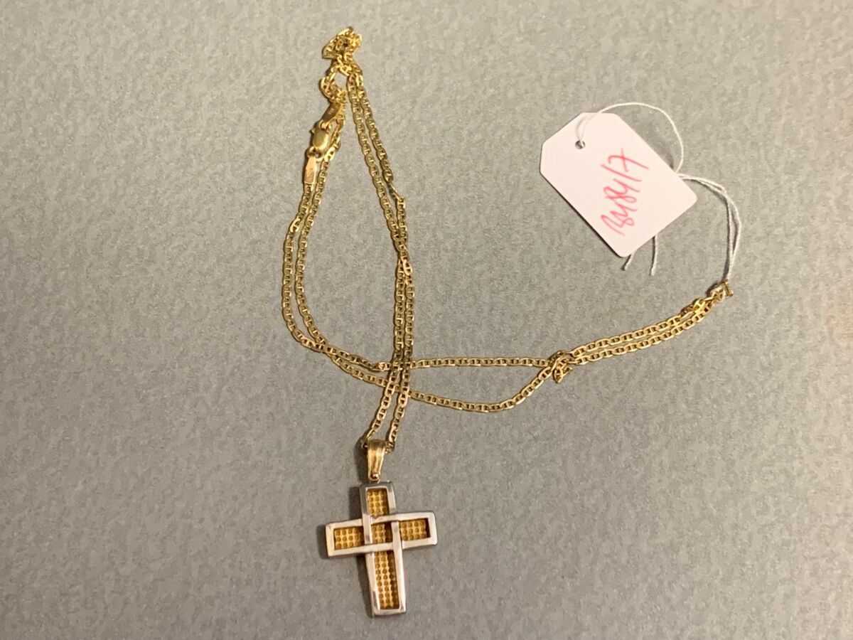 Null Chaine en pendentif croix en or 585/1000.
Poids : 8,7g.