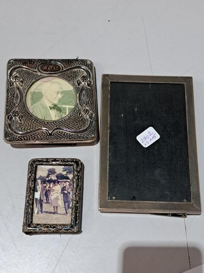 Null Lot of three English silver frames.
Gross weight : 194g.